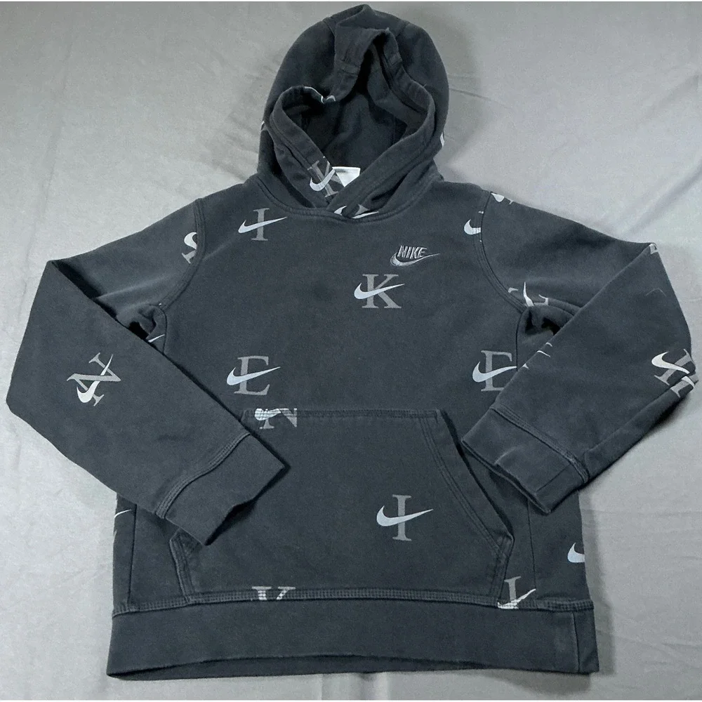 Nike Sportswear Boys Small Black Alphanumeric Logo Print Hoodie DX5699-010
